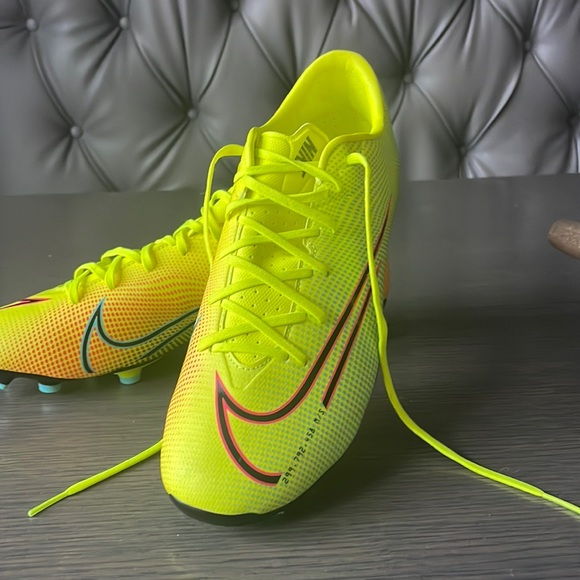 Brand new Men’s Nike Soccer Cleats - Picture 3 of 4